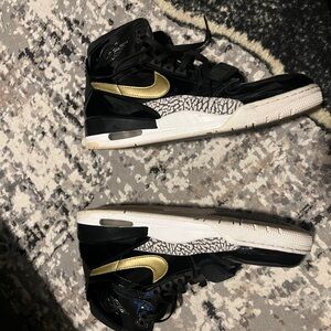 Nike Air Jordan Legacy 312 Low Shoes in Black/White/Metallic Gold